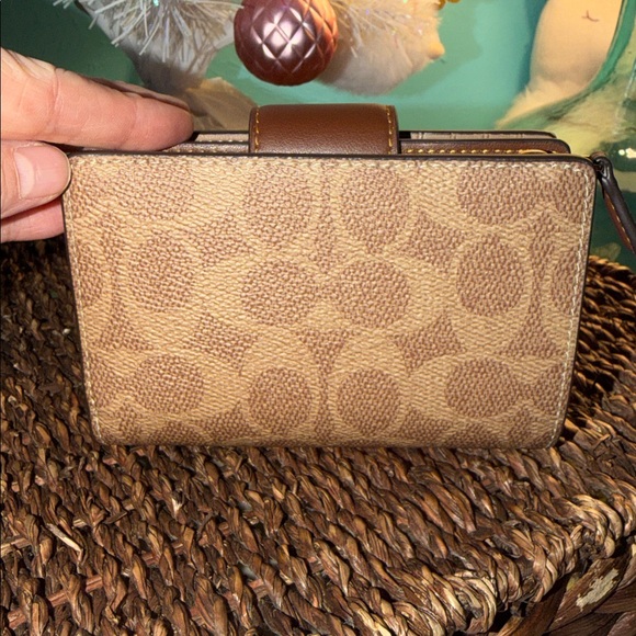 Coach Medium Corner Zip Wallet in Signature Canvas NWOT - Picture 3 of 6